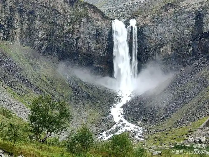 长白瀑布位于白头山天池池北,是长白山主要景观之一.