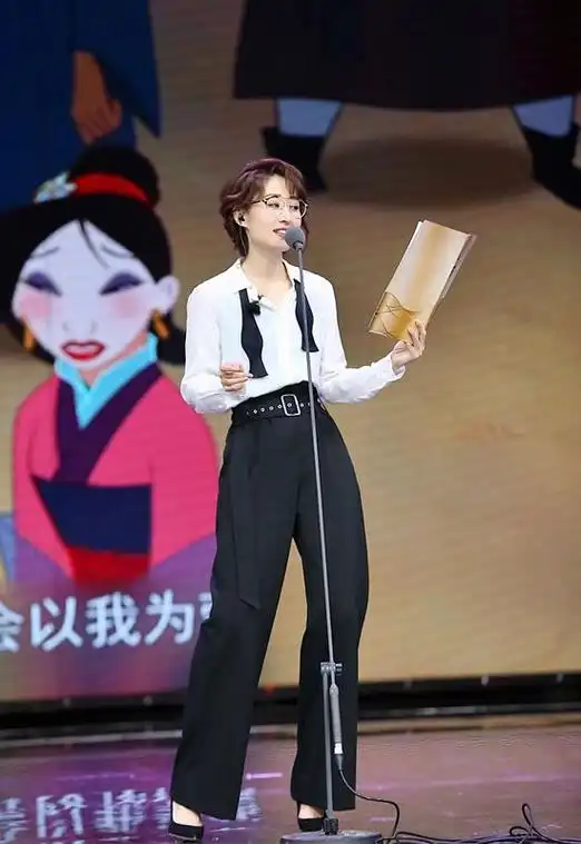 刘敏涛一改过往优雅穿搭,微卷短发配金框眼镜,中性风格上节目|发型