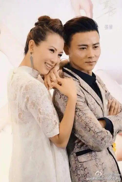 张晋蔡少芬穿旧礼服纪念结婚十周年好男人和炫夫狂魔甜到