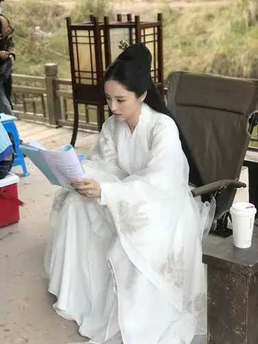 董璇连坐在片场看剧本都那么美 不愧是古装第一美女 美得好有气质