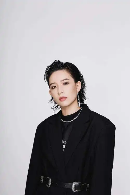 出道9年,李斯丹妮终于火了:比起蓝盈莹,没有野心的她凭什么赢