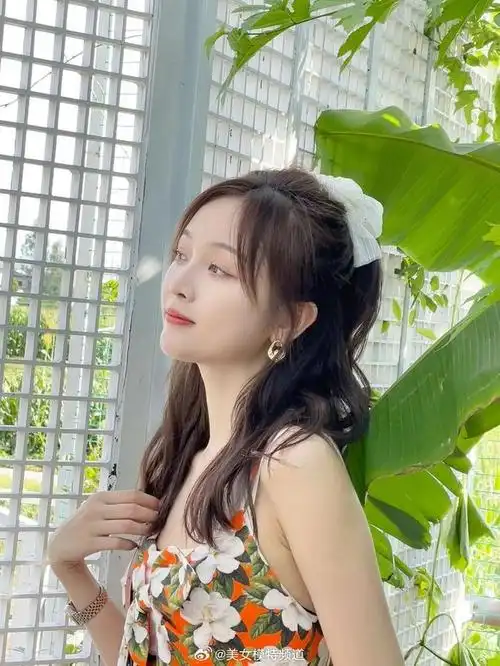 吴宣仪穿印花吊带裙配高马尾清新俏皮