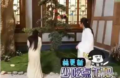 难怪电视剧里只有上半身镜头下移后都是观众看不了的尴尬场景