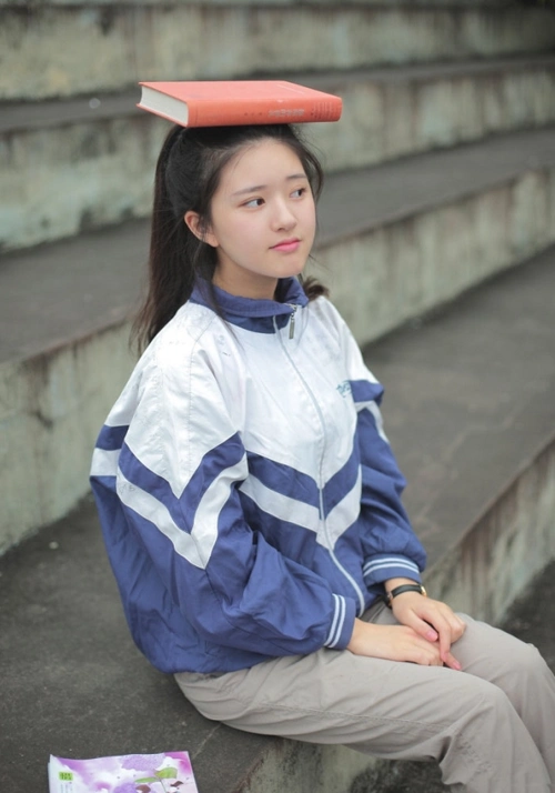 赵露思高中时期素颜照流出穿校服扎马尾这才是真正天然脸