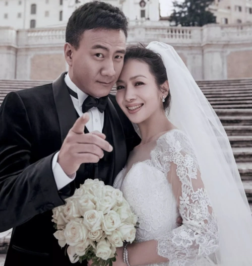 胡军卢芳夫妇结婚20年首拍婚纱照,带子女重返罗马求婚地超浪漫