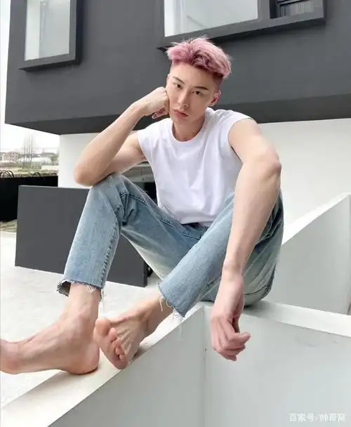 有气质的大长腿小哥哥,身高187,43码的大脚,网友:这能站稳吗