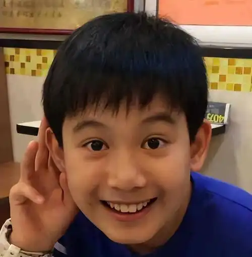 这对比真的很好笑,同样的年纪有着不一样的感觉,胡先煦看着却像是8岁