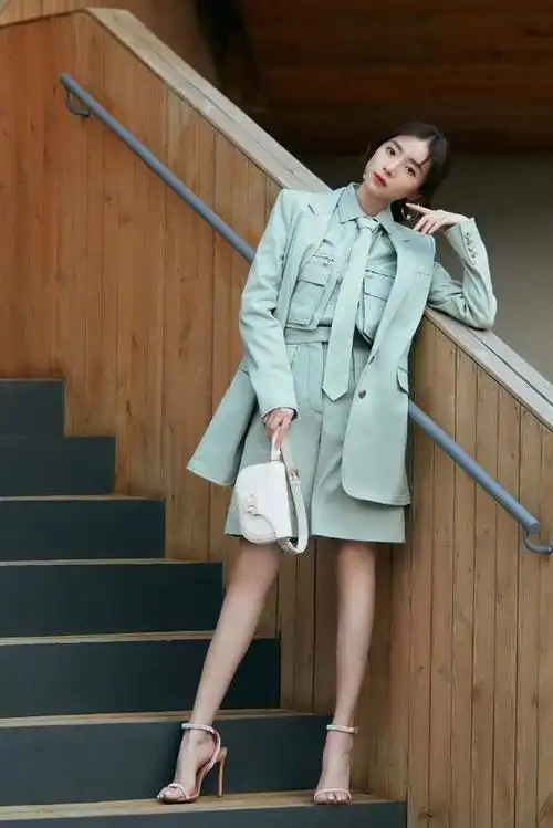 王子文素颜扛不住了,穿牛仔上衣配短裤走机场,眼神有点憔悴|西装|高跟