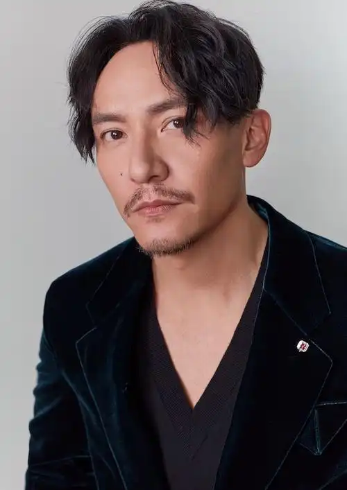 张震出席第23届台北电影奖彰显成熟型男风范