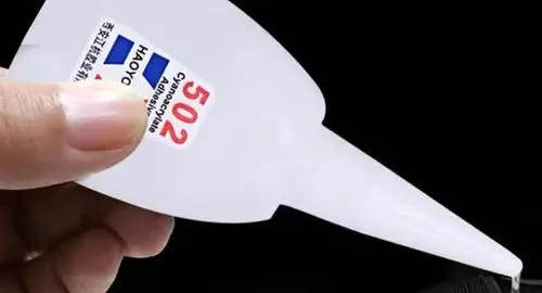 触目惊心12岁男孩在托管所被同学浇入502胶水右眼皮死死黏住12岁男孩