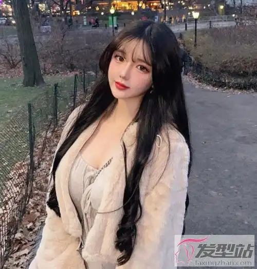 卷过的头发尽显优美弧度,披散在肩头是真心美到爆炸,再配一点薄刘海