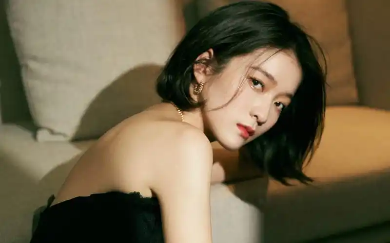 张雪迎黑纱裙性感写真桌面壁纸