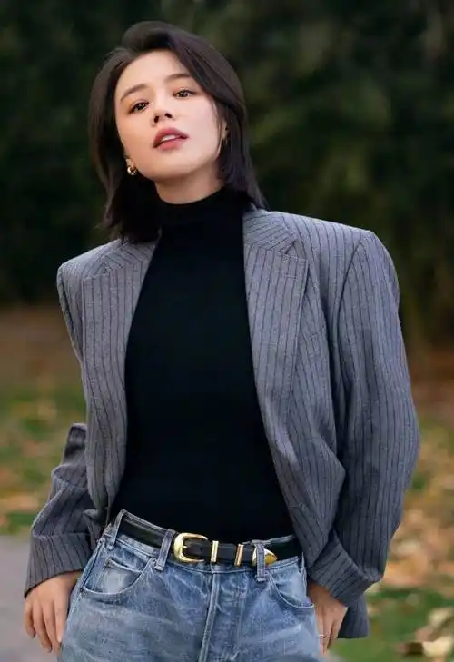 马思纯穿条纹西装状态佳 开怀大笑感染力十足_配文_照片_自然