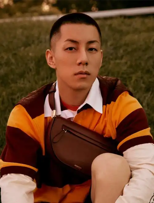 p data-id="gns0htx6zx">卡斯柏 i>(casper) /i>,原名储晓祥.