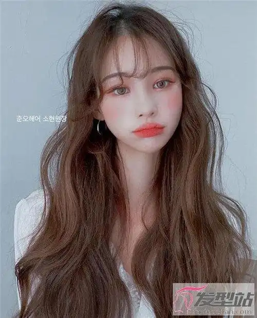 慵懒迷人长发波浪卷 轻熟优雅不失韵味_发型站_最新流行发型设计发型