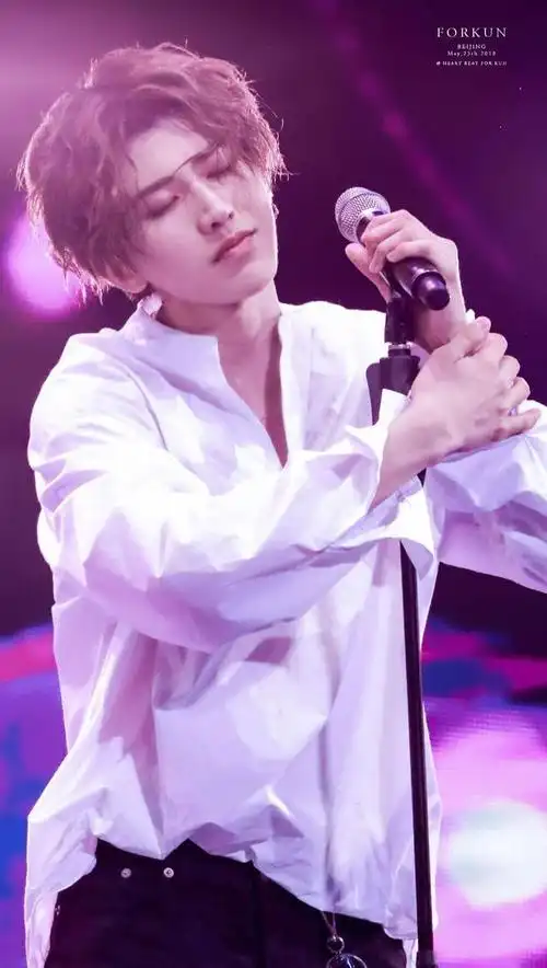 蔡徐坤的"百变"白衬衫