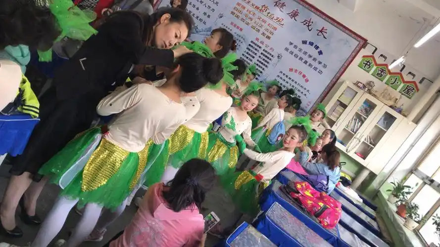 解一小学三四班六一演出幕后花絮