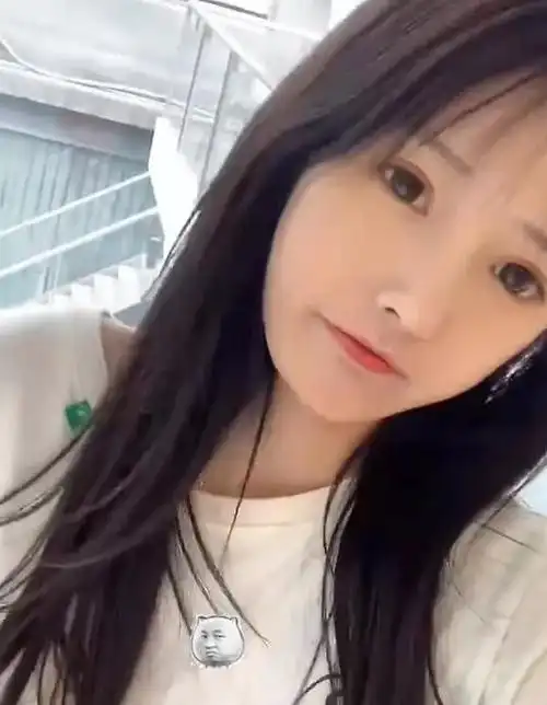 "油头少女"套璐璐力证颜值,晒素颜生图照,难怪都