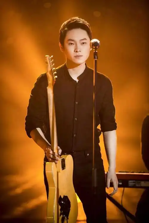 这首歌是梁博和制作团队在旧金山时,去录音室的路上会经过日落大道,这