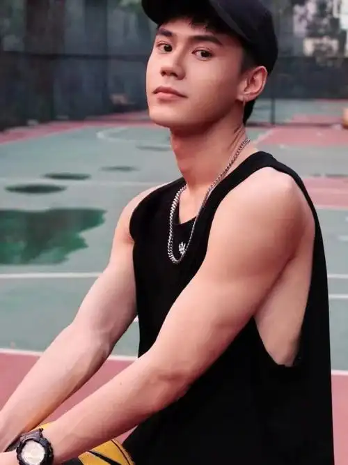 篮球场不只有肌肉小狼狗,还有长得好看的薄肌小奶狗.