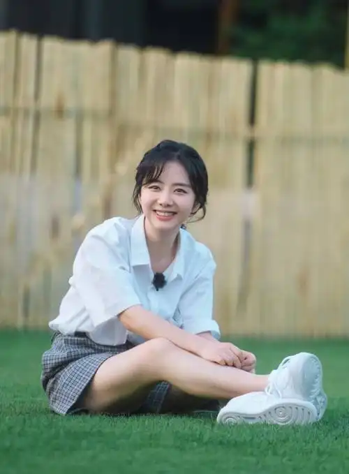 真不信谭松韵30岁,看她穿白衬衫和小孩在一起时,就是18少女