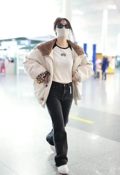 李菲儿走机场,穿白色翻毛领夹克搭黑色牛仔裤,清新时尚显身材