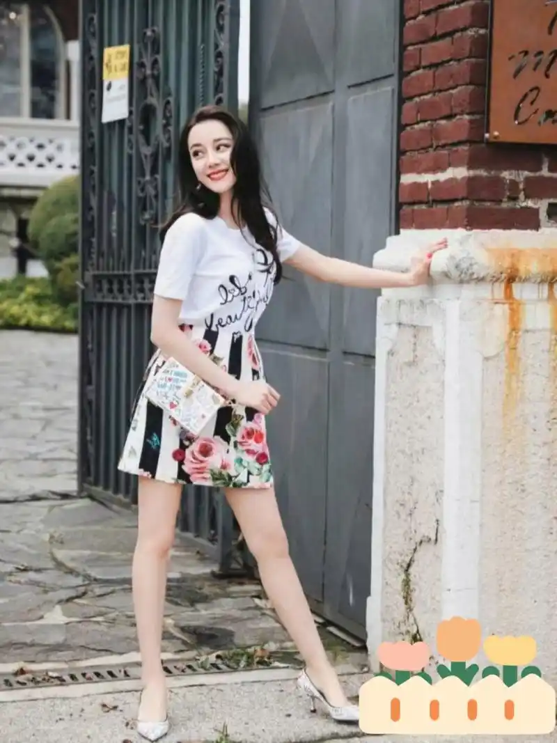 迪丽热巴米兰气质街拍 迪丽热巴在米兰街头拍摄的时尚街拍,展现出她