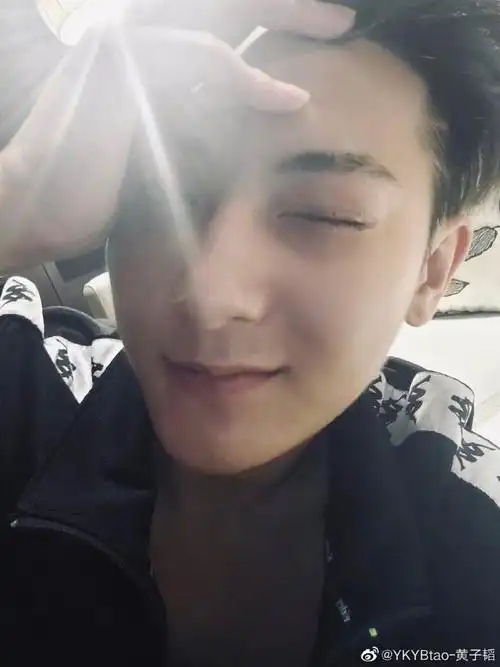 黄子韬晒清晨素颜自拍摆各种酷炫pose搞笑称自己才20岁