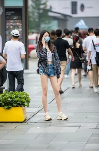 美女街拍短裤才是夏天街头的灵魂穿搭清凉时髦又好穿一年四季都百搭哦
