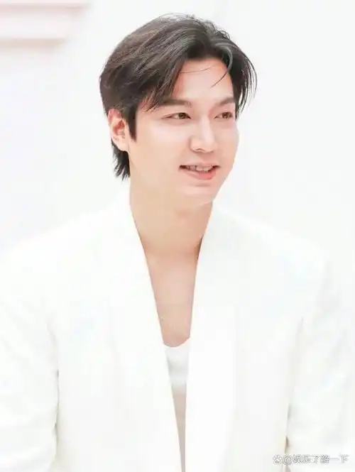 近日,韩国演员李敏镐的最新活动生图曝光,一身白色西装,然而令人意外