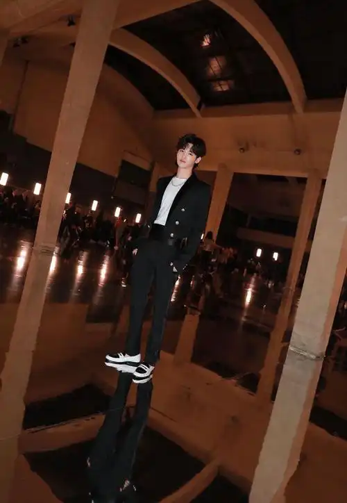 justin黄明昊现身巴黎时装周00后的破洞裤小粗腿也太潮了吧