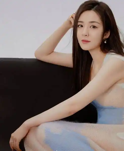 王晓晨黄色长发大眼萌动写真