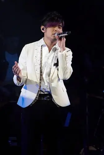 周杰伦经典造型紫毛伦