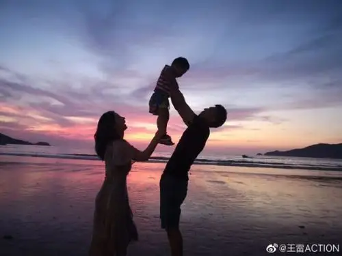 王雷李小萌为儿子庆2岁生日首次带儿子亲子游一家三口超幸福