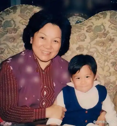 这是霍启刚小时候和奶奶吕燕妮的合照.