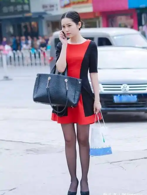 原创美女穿着一双尖头的高跟鞋凸显出她身上优雅的女人味