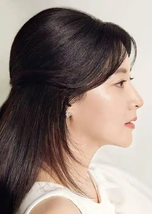 另一张照片中,李英爱身穿露肩黑色晚礼服,将美丽的天鹅颈和迷人的锁骨