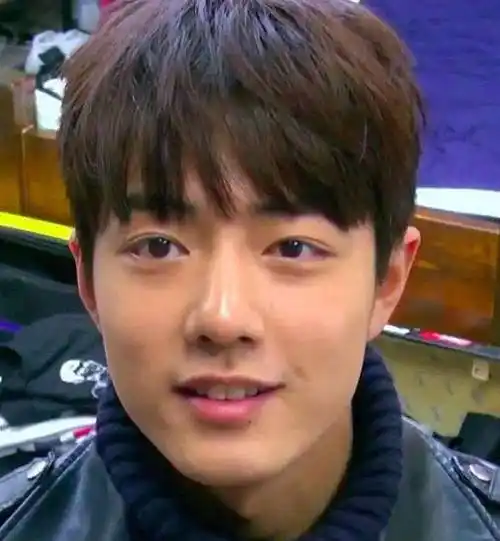 其实肖战的牙齿并没有大问题,但看他四年前刚出道的照片会发现,他的大