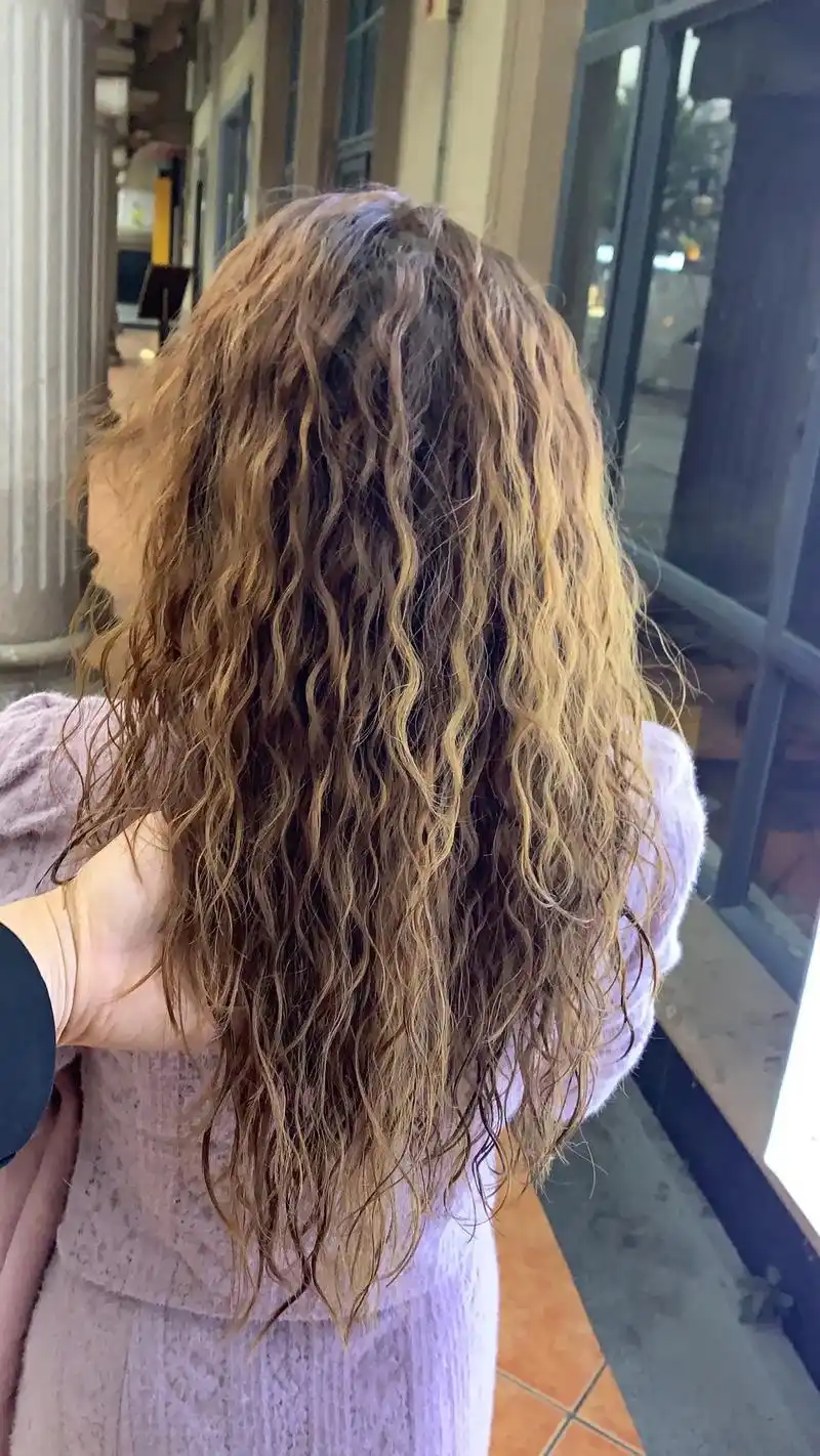 冬季小卷全头烫气氛暖和. #懂你的发型设计师天佑 - 抖音