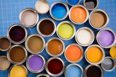 油漆罐调色板照片