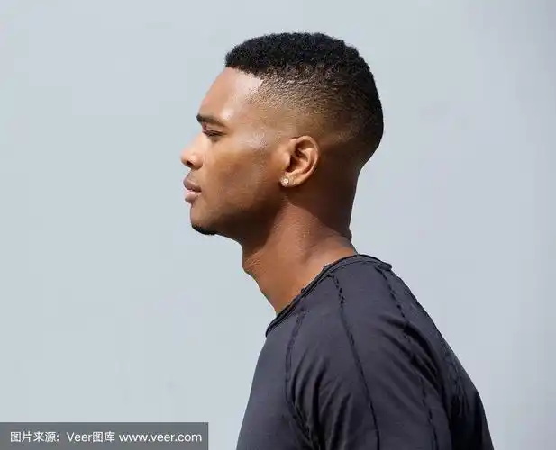 一个年轻的非裔美国人的侧面照片