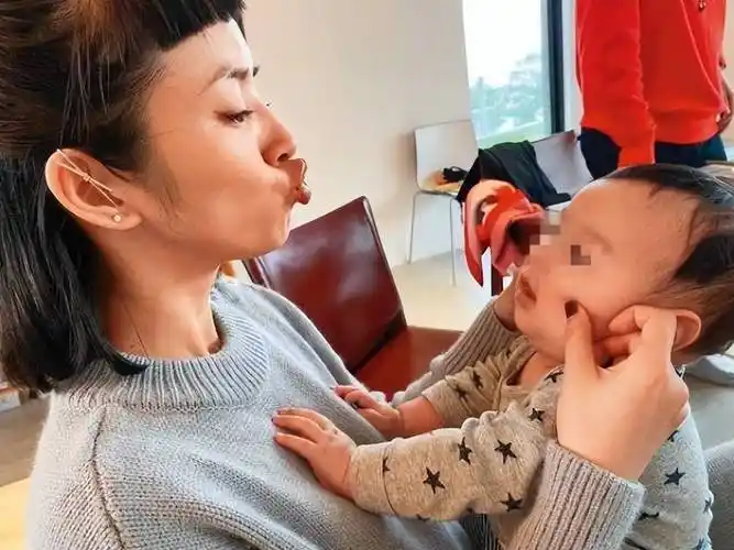 婴儿宝宝乳牙萌出一般在出生后的4到10个月之间,林依晨家的宝宝7个