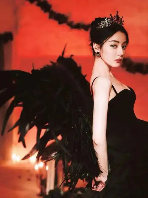 迪丽热巴黑色礼服造型,神秘优雅气场十足