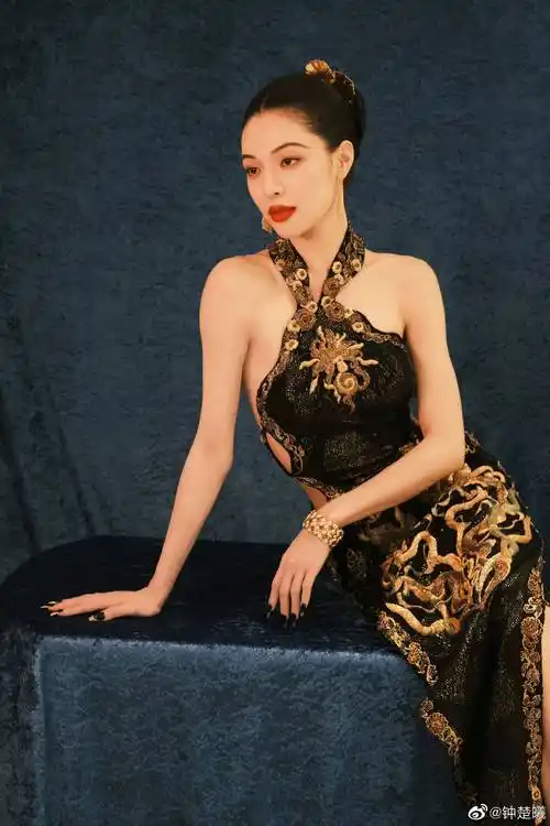 情人节官宣恋情的钟楚曦能不能直接开班?_侯雯元_礼服_化身