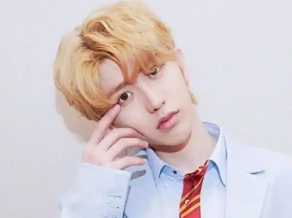 沈月录节目被男生拉手,看清正脸后,这是"低配版蔡徐坤"啊!