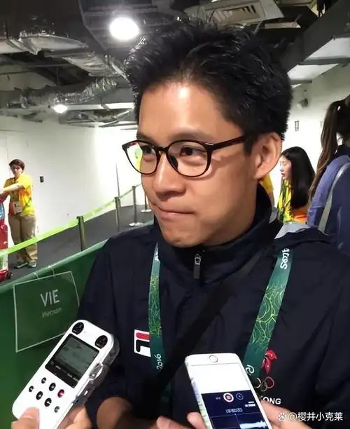 郭晶晶晒全家福为霍启刚庆生,豪宅大客厅曝光,满地衣服一片狼藉