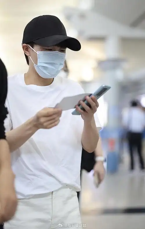 2023年9月17日,长沙,周深白色系穿搭现身长沙黄花国际机场.