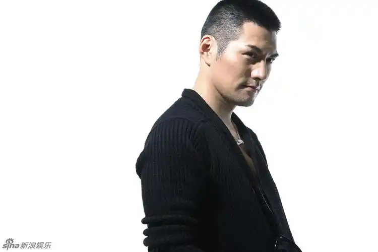 p>严宽(2014年正式改名 a>严屹宽 /a>),1979年1月24日出生于 a>上海