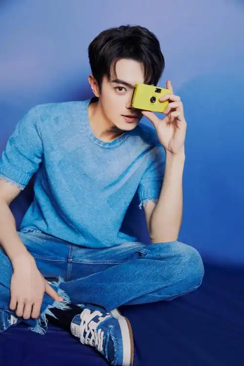 生日写真#今日@许凯soso工作室在0305发布生日写真,蓝色毛衣休闲随性