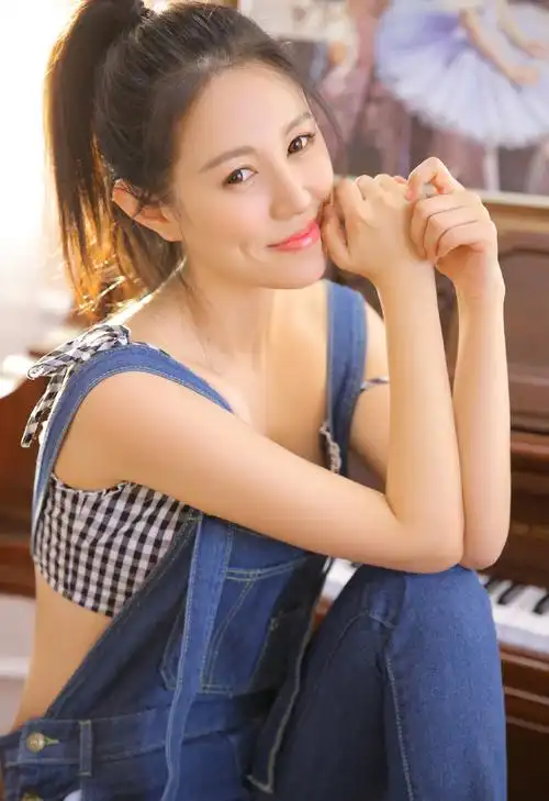 酒窝美女格子内衣背带裤真空诱惑写真